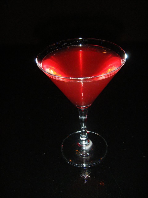 Cocktail Cosmopolitan: băutură elegantă, citrică și potrivită pentru seri speciale
